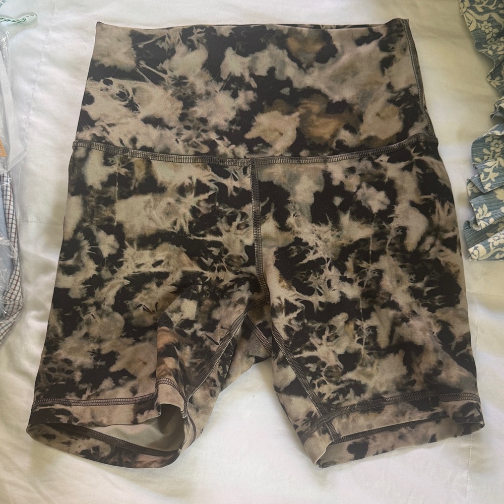 High-Waist Tie-Dye Athletic Bike Shorts - Black & Tan